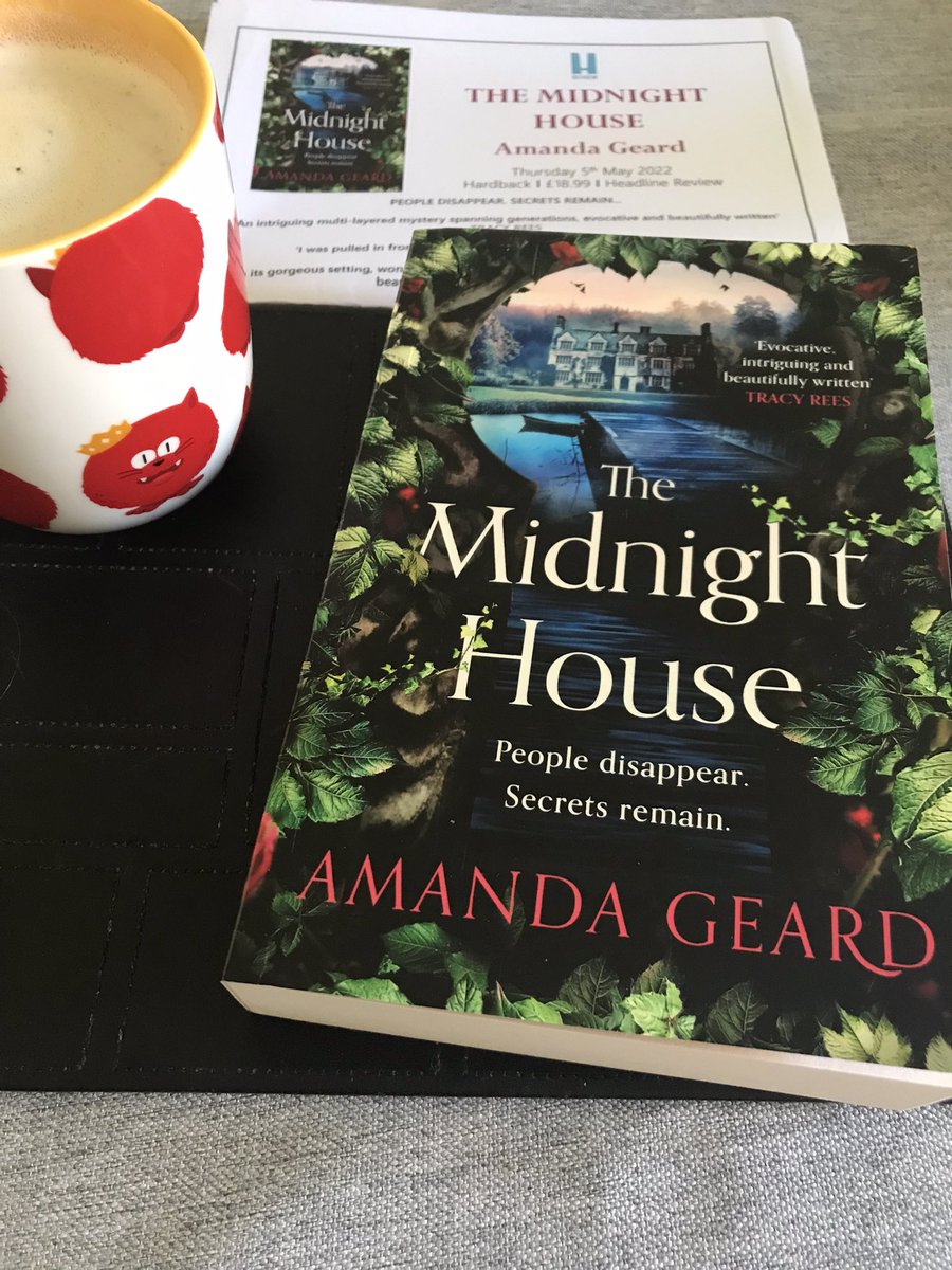 New book time!

#TheMidnightHouse
by @AmandaGeard

Doing a #buddyread with one of my lovely book pals @Wendyreadsbook1 😍

Publishing on 5/5 @headlinepg