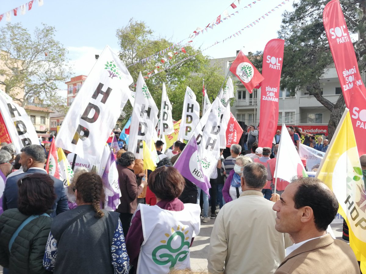 Emeğin sömürüsüne, yolsuzluğa, yoksulluğa , otoriter yönetime dur demek için... Yaşasın 1 Mayıs.. Burhaniye / Balıkesir