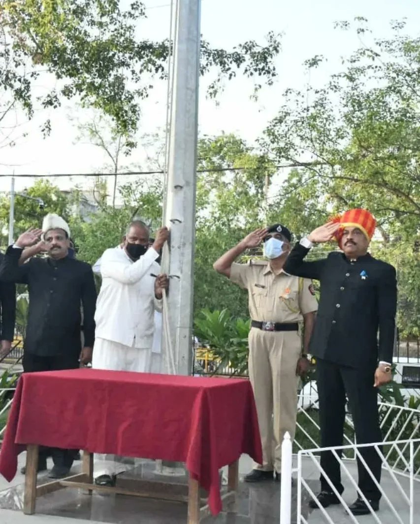 SunilChavan_IAS's tweet photo. जिल्हाधिकारी कार्यालयात ध्वज वंदन
राज्य स्थापनेचा वर्धापन  दिन जिल्हाधिकारी  कार्यालयात जिल्हाधिकारी सुनील चव्हाण यांच्याहस्ते ध्वजारोहण करून साजरा करण्यात आला. https://t.co/TV32t4Y0ik