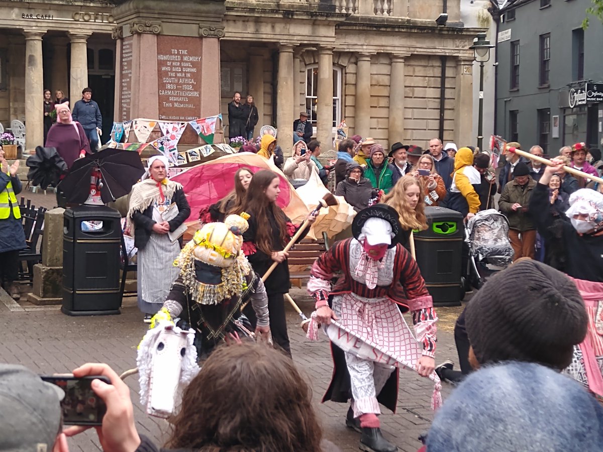 kizzby's tweet photo. "Cragen Beca", syniad gwych i ddathlu #RebeccaRiots ar Mai 1af #MayDay #Caerfyrddin #CragenBeca https://t.co/jR1Dz9dLTM