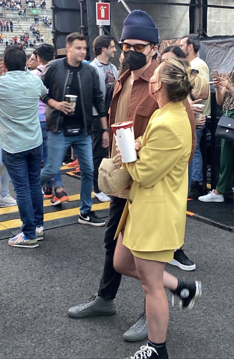 erickgil_c's tweet photo. Hilary Duff con una michelada en el concierto de the killers es todo lo que necesito para iniciar mi domingo. si me preguntan, una reinota ⭐️ https://t.co/xJvS4CgqRo