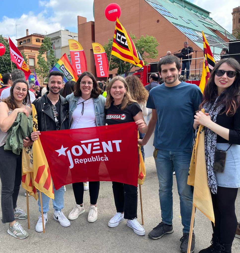 #1demaig reivindicant als carrers de #Terrassa pels drets de tots els treballadors i treballadores. Per un treball digne, que garanteixi els drets i les oportunitats de tothom! Aquesta és la base d'un futur republicà.

#LluitaObreraLluitaRepublicana #RepúblicaDelTreballDigne