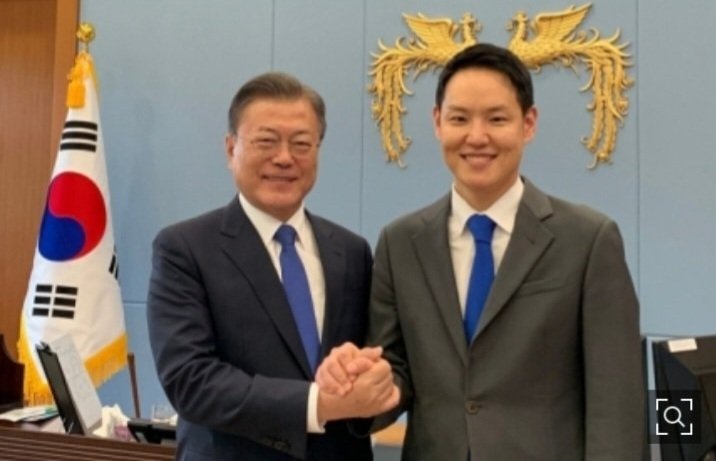 김부겸 일베새끼가 롤모델이라는

'김광진(사진)'을 '제주을' 출마를

문통이 허락했단다.

그냥 문통은 좋은게 좋은거라고

문통 재임기간"이재명계가 부탁하는건 다들어준거 아니"냐?

온통 내각과 청와대가 이재명계 였다.

그러니 박계동.김오수 임명해

대장동 덮으라 한거 아니겠나?