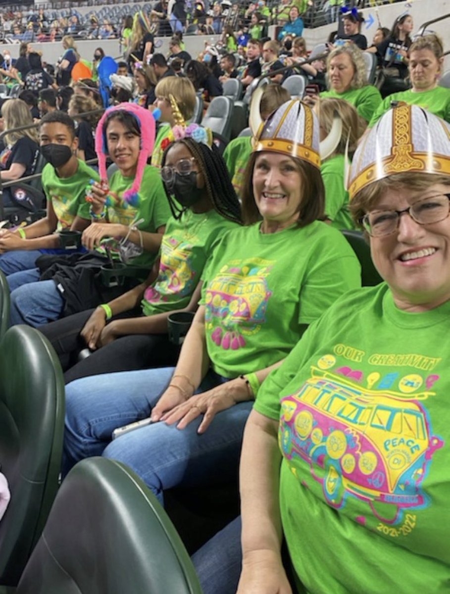 KAdams_Vistas's tweet photo. Happy School Principals' Day to our awesome leader, @DebbiePennKlein! 💖@VistasHSProgram is SO BLESSED to have such a dedicated &amp; compassionate principal that TRULY does #WhateverItTakes for the students &amp; staff!!! ❤️ I am honored to be a part of your team! 🥰 #Vistasfamily https://t.co/D39PED8faK