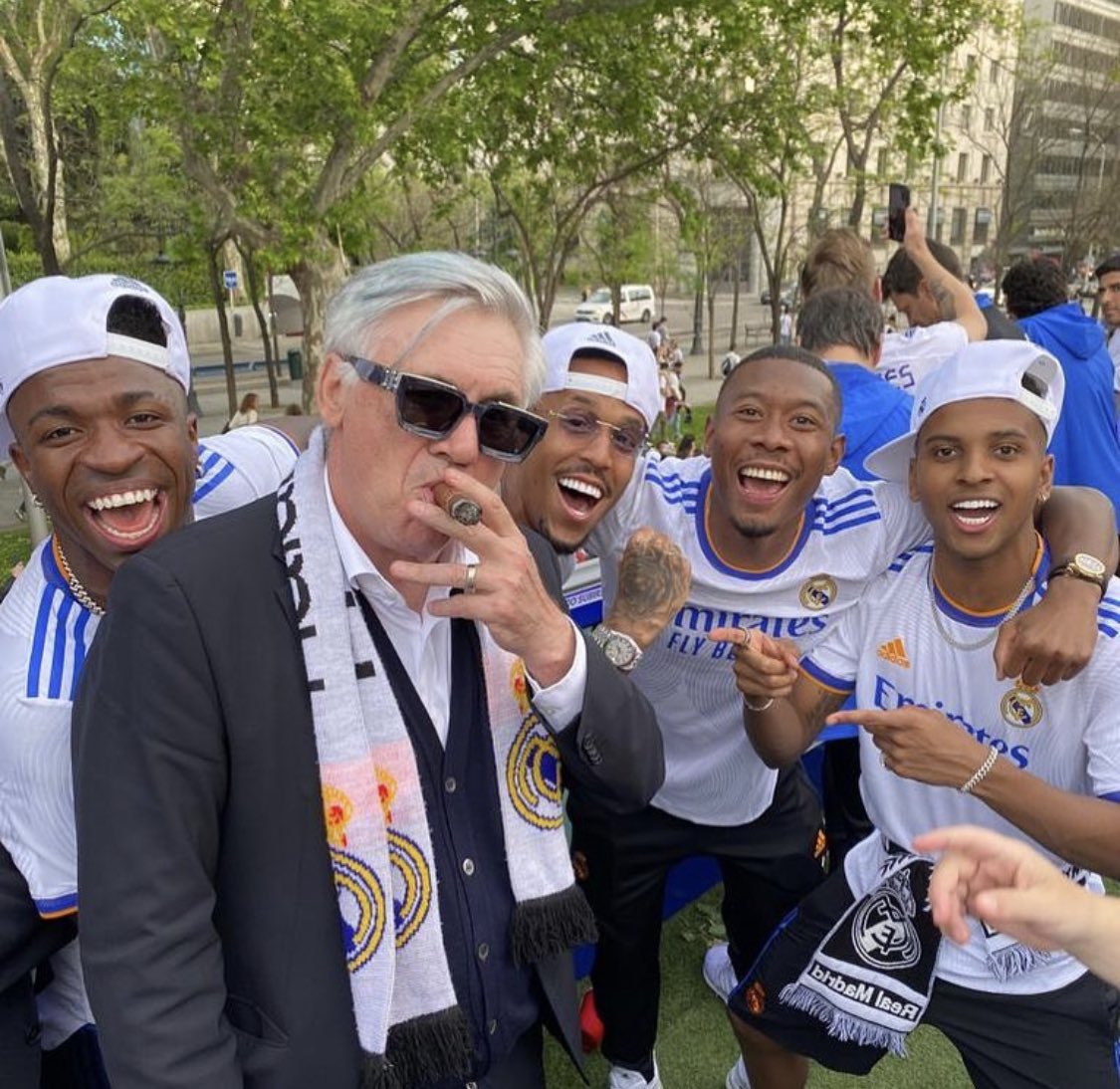 Gana las 5 grandes Ligas

Trajo la Décima al Madrid después de 12 años

Ganó 2 Champions con el Milan (también las ganó como jugador)

Algo de fútbol sabe