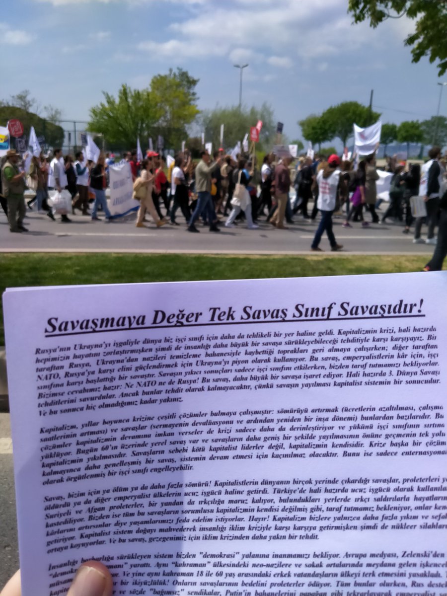 Şuanda bütün işçi sınıfını tehdit eden bir kapitalist savaşa karşı 1 mayıstaydık. Patronların ceplerini ve işçilerin sadece mezarlarını dolduran savaşlara karşı tek cevap proleter enternasyonalizmi. Ne NATO ne de Rusya, yaşasın beynelmilel dünya! #nwbcw #1MAYIS <a href="/nwbcwturkiye/">NWBCW Türkiye</a>