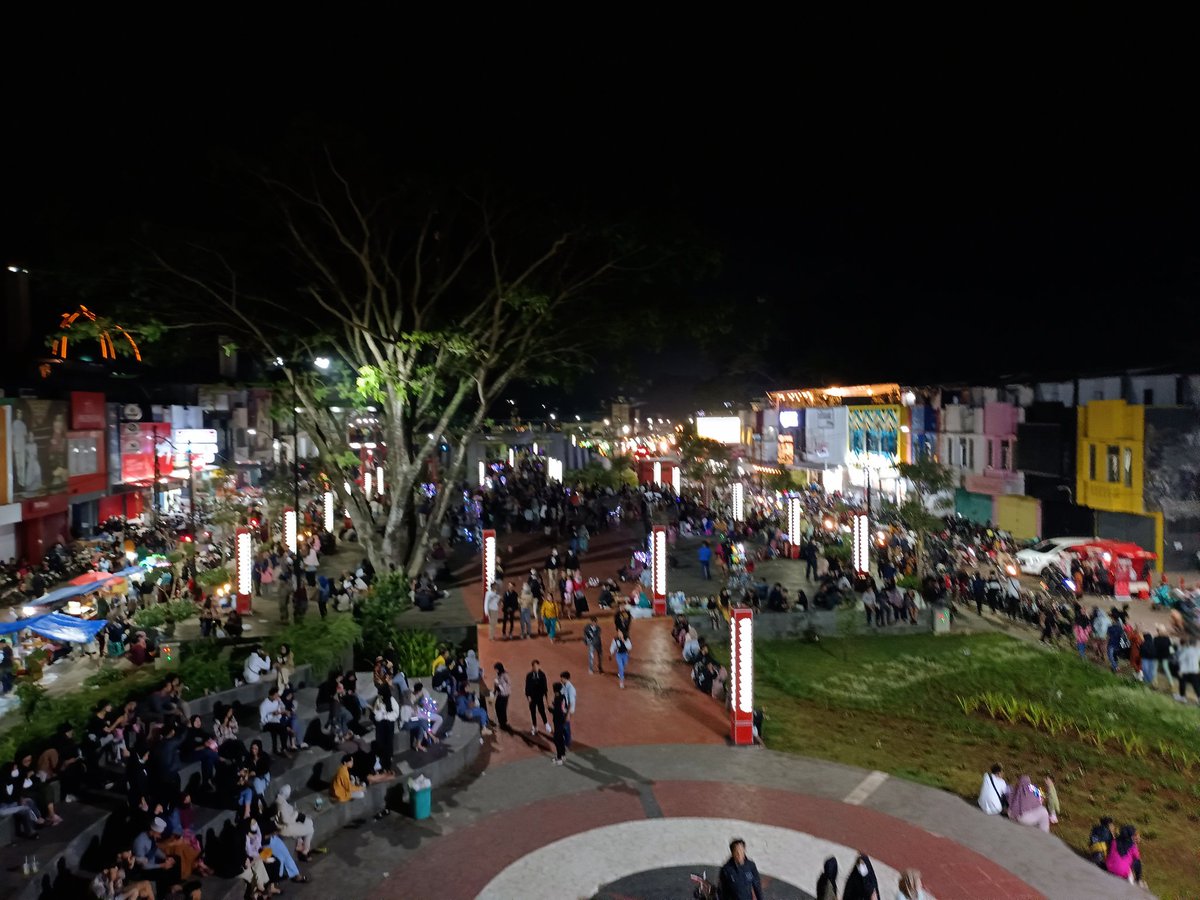 MegawatiSilito5's tweet photo. #people celebrate hari kemenangan #Alun Alun kota Kuningan @RadioElshinta 🙏🙏 https://t.co/CWo9MajtAU