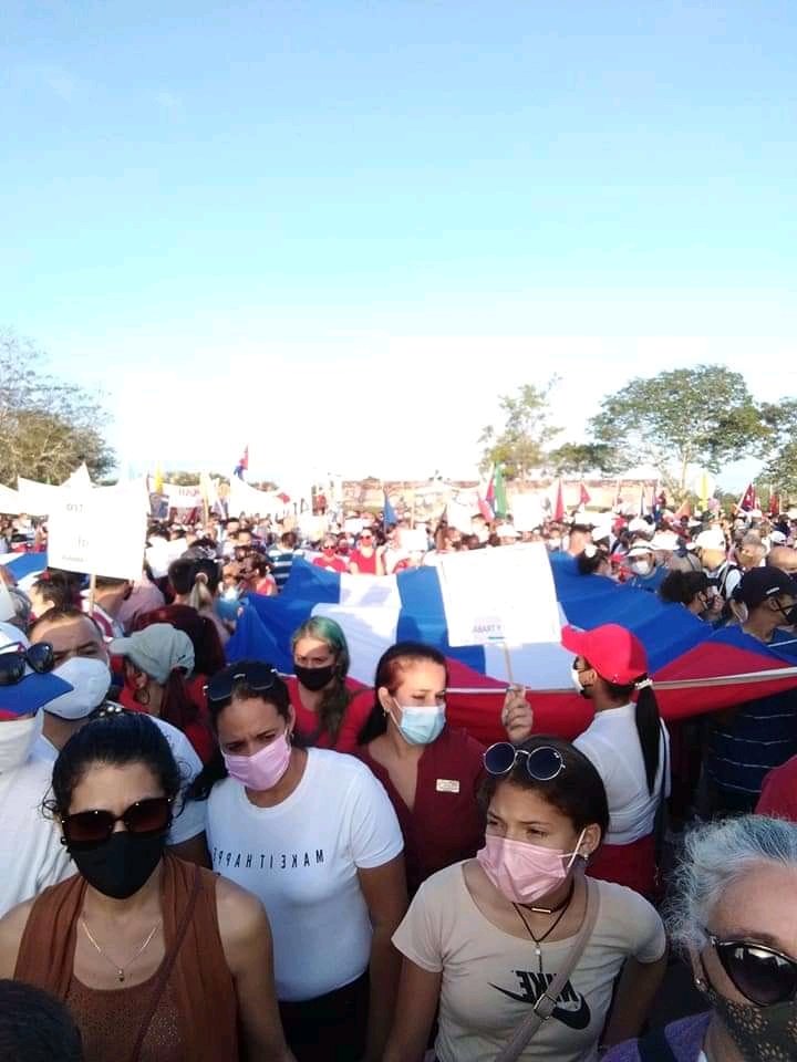 <a href="/TrabajoMcpioHlg/">Dirección Municipal Trabajo Holguín</a> presente en la plaza ratificando nuestro compromiso con la Revolución #CubaViveYTrabaja #VamosConTodo #1Mayo