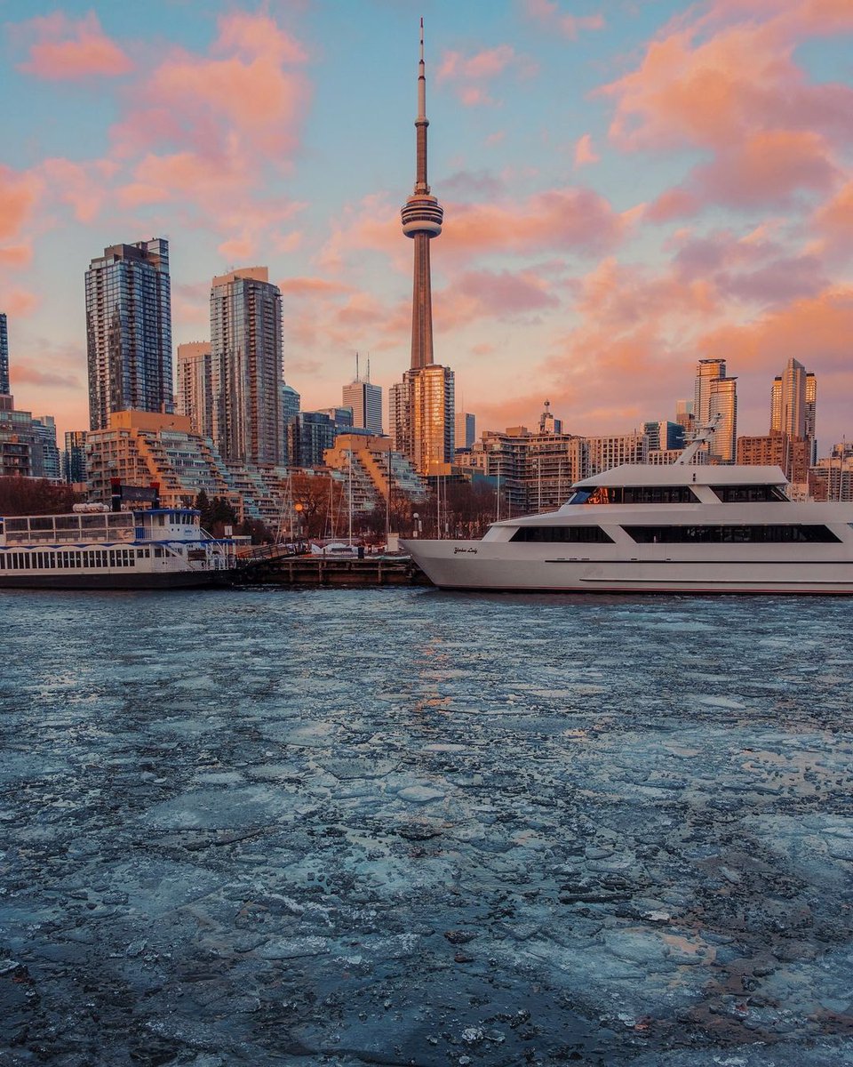 Canada's tweet photo. DYK that #Toronto is celebrated as the world’s most diverse city? With its culturally-rich neighbourhoods, diverse food, art, festivals and more, 🇨🇦’s largest city celebrates and values diversity in all its forms by connecting ideas and people from all over the world🤗📷arjsun/IG https://t.co/OhnTO93e3F