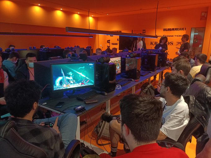 Ya están calentando motores los participantes del torneo de Smash junto a los chicos de @MysticsquadE, se viene una buena tarde de lucha! 👏👏🙌👊