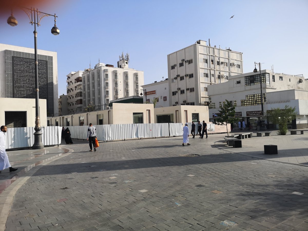 فوجئت حين زيارتي #جادة_قباء في #المدينة_المنورة بأنها فقدت عنصر الجذب الأهم وهي الساحة العمرانية التي كانت ملتقى الناس والأطفال وتعج بالحياة واحتلت مكانها مجموعة من صفوف المحلات التجارية في تعبير عن صارخ عن طغيان الفكر الرأسمالي على مفاهيم التنمية العمرانية
_
