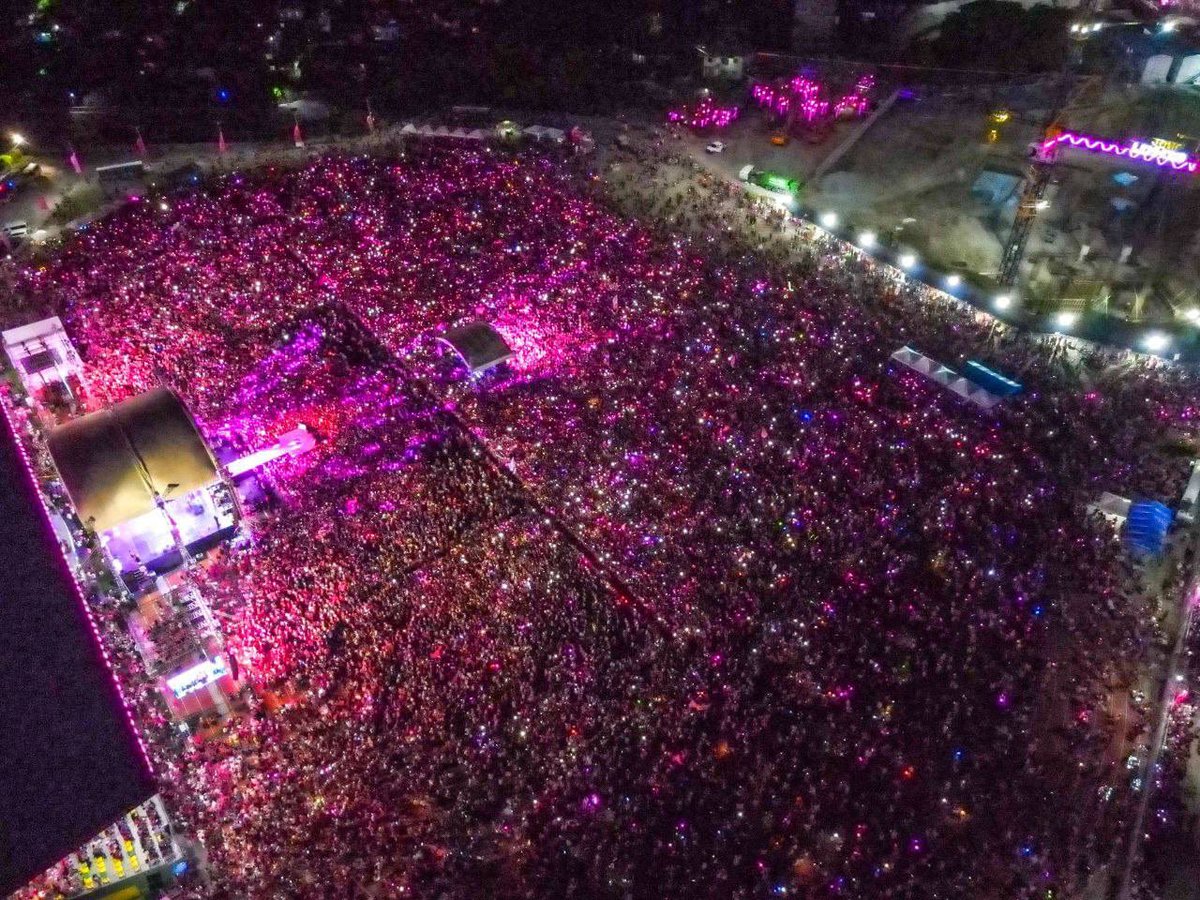 rapplerdotcom's tweet photo. LOOK: Drone shots of 100,000-strong supporters who joined the Cavite peopleโs rally of VP Leni Robredo and Sen. Kiko Pangilinan on Sunday, May 1. ๐ธ: Team Kiko/ Jimmy Dasal | via @jairojourno #PHVote #WeDecide https://t.co/f8xwbhOpzJ