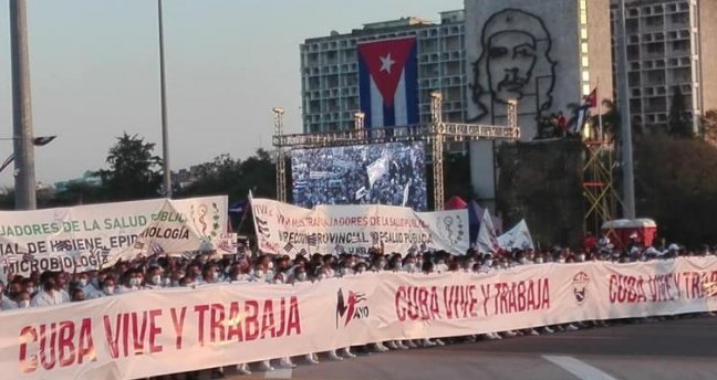 IsmaelCuba5's tweet photo. CubanoConDerechoaAmarte 🇨🇺👌Buenos Días Hmn@s y Guerrer@s Patria Grande🌎y🗺🌐!!!
#CubaViveYTrabaja 
#DíaInternacionaldelosTrabajadores  
"Proletarios de todos los países, Uníos". Así reza el "Manifiesto del Partido Comunista", obra de #KMarx y #FEngels.
Total vigencia hoy día! https://t.co/Futd6y58T5