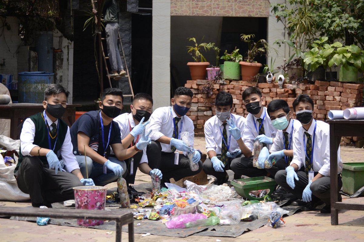 Bring_TheChange's tweet photo. Glimpse of today's campaign for making plastic free Green lawn 🌎.We would like to thank all the team members for taking out time for today's event and we would like to thank our school administration and our school heads.
#Bringthechange #gls #lawnites #plasticfree #environment https://t.co/rkq5RwqWiB