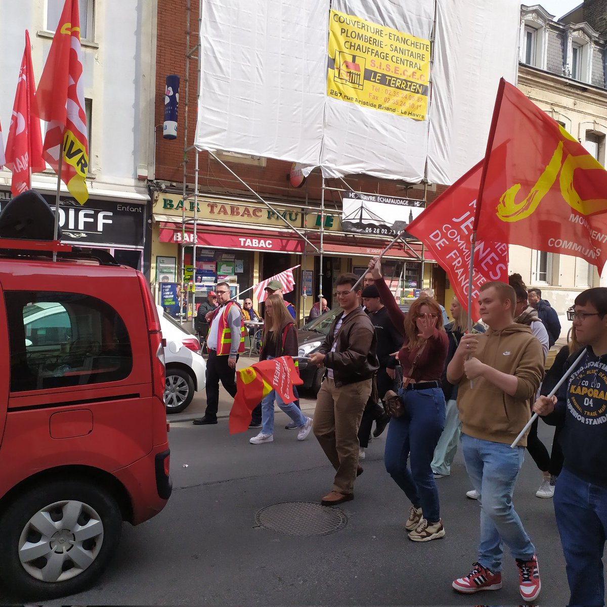 Un beau 1er mai pour les Jeunes Communistes du Havre ! Nous avons réalisé 3 adhésions aujourd'hui, bienvenue aux nouveaux camarades.
Toujours plus nombreux.ses pour la lutte des classes ✊✊