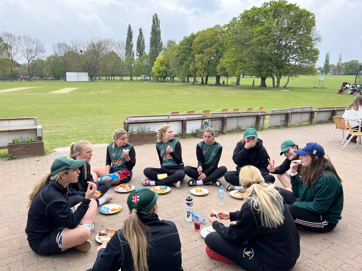 Teas here at Harold Wood Park, Hutton Women finish on 106 all out from 21.5 overs 🏏 ⁦<a href="/BirdsJessica/">Jessica Bird's</a>⁩ ⁦@ChloeBrady_13⁩