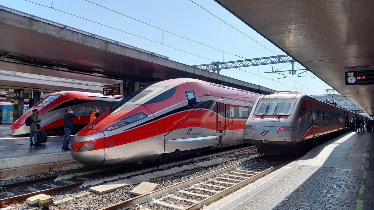 rogierelshout's tweet photo. #schiphol mensonterend? Ik heb 0 seconde gewacht op security, heb heerlijk geslapen, de mooie alpen gezien en de conducteur zet espresso ipv die vliegtuigdrap, en zit nu heerlijk ontspannen in Palermo #vliegschamte #treintrots @danielkoerhuis https://t.co/wTAfX4ALRh