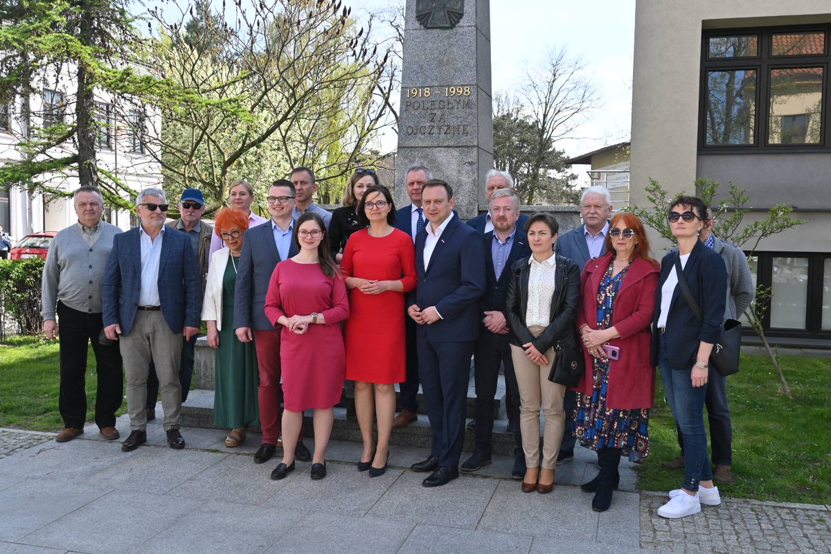 poselTTrela's tweet photo. Na koniec Sieradz, to był bardzo udany dzień w gronie prawdziwych Europejczyków, którzy szanują każdego człowieka. #ŚwiętoPracy #1Maja #18Lat #UniaEuropejska https://t.co/AFpb0WA3Qz