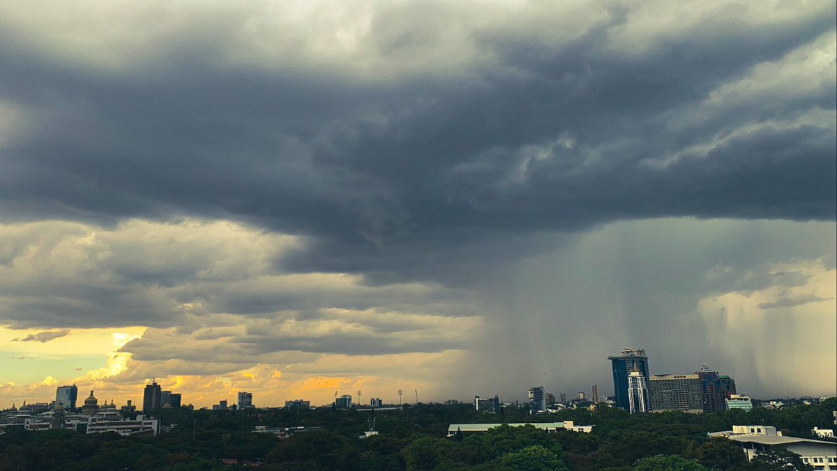 itslavinaa's tweet photo. Bangaloreans complain about how hot it is getting at 36 degrees🤯

And the city starts showing its magic ♥️

#bangalorerains #bengaluru
#hailstorm https://t.co/6urPvr0iEn