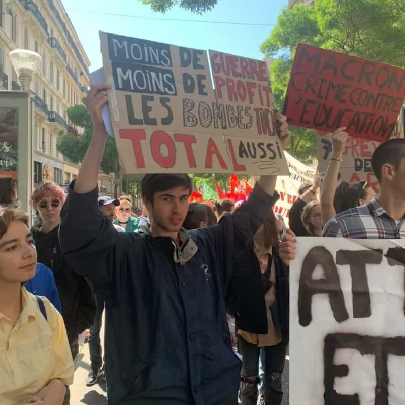 MNLbdr's tweet photo. 👊 #1erMai le troisième tour social commence maintenant dans la rue ! 

Toustes uni.e.s déterminé.e ✊ https://t.co/eni6OXYclx