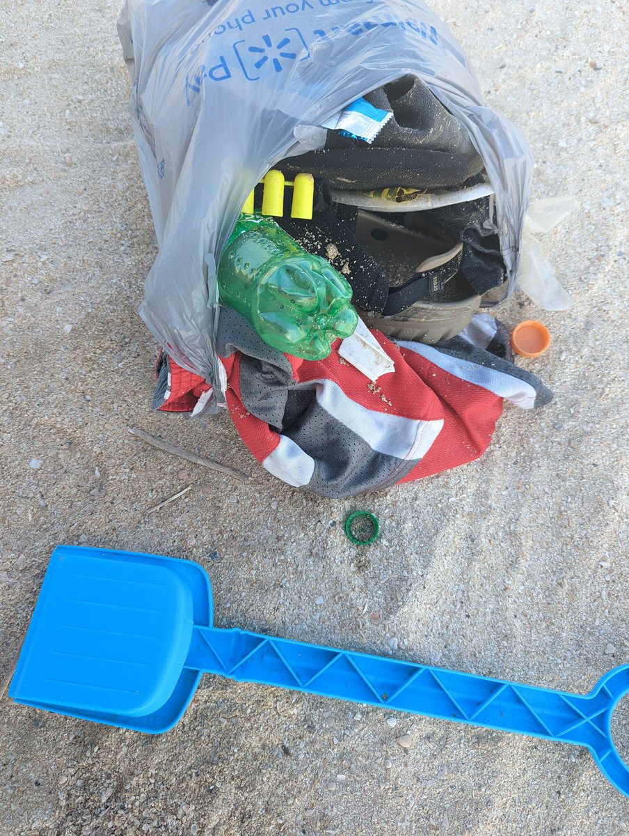 CobbtAcres's tweet photo. You'll see a lot of van dwellers, RV Lifers &amp; skoolie owners picking up trash that isn't their own.... That's the character of nomads. https://t.co/Neb7kMmEdW