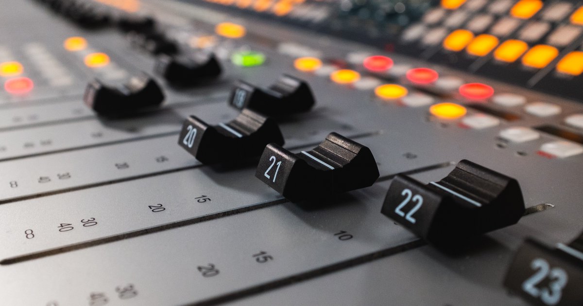 AMSNeveLtd's tweet photo. In episode 6 of the 8424 Motorised Fader video series, you will learn how to choose how many faders to use for DAW control and how many faders to remain in analogue mode whilst creating a custom split hybrid workflow: https://t.co/GXYTSbatiJ 

#Neve8424 #MotorisedFaders https://t.co/RKsscADhUg