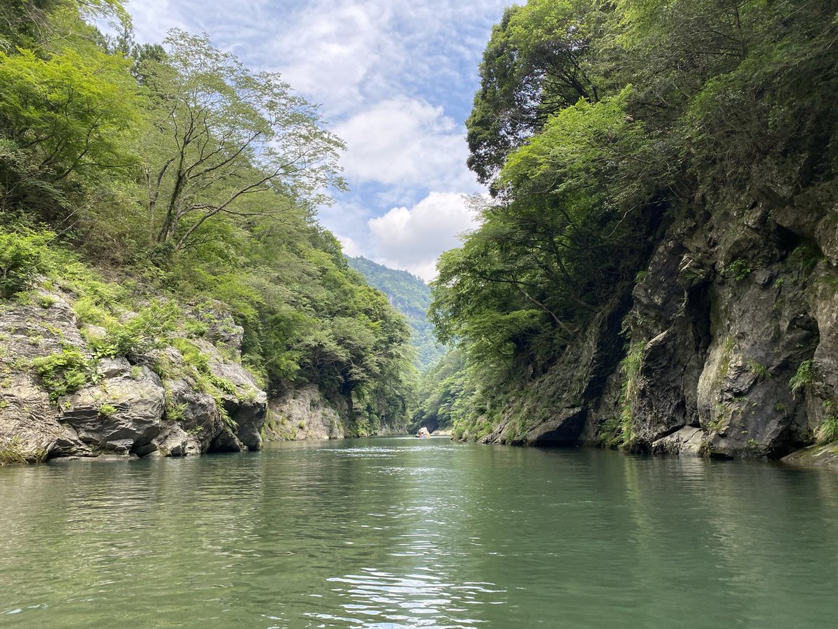 mountscape_'s tweet image. みなさまGWはいかがお過ごしでしょうか🛶
奥多摩は新緑が綺麗な季節になりました。
白丸湖も山の緑が映って一層美しく見えます🌿

#mountscape #奥多摩 #カヌー #canoe