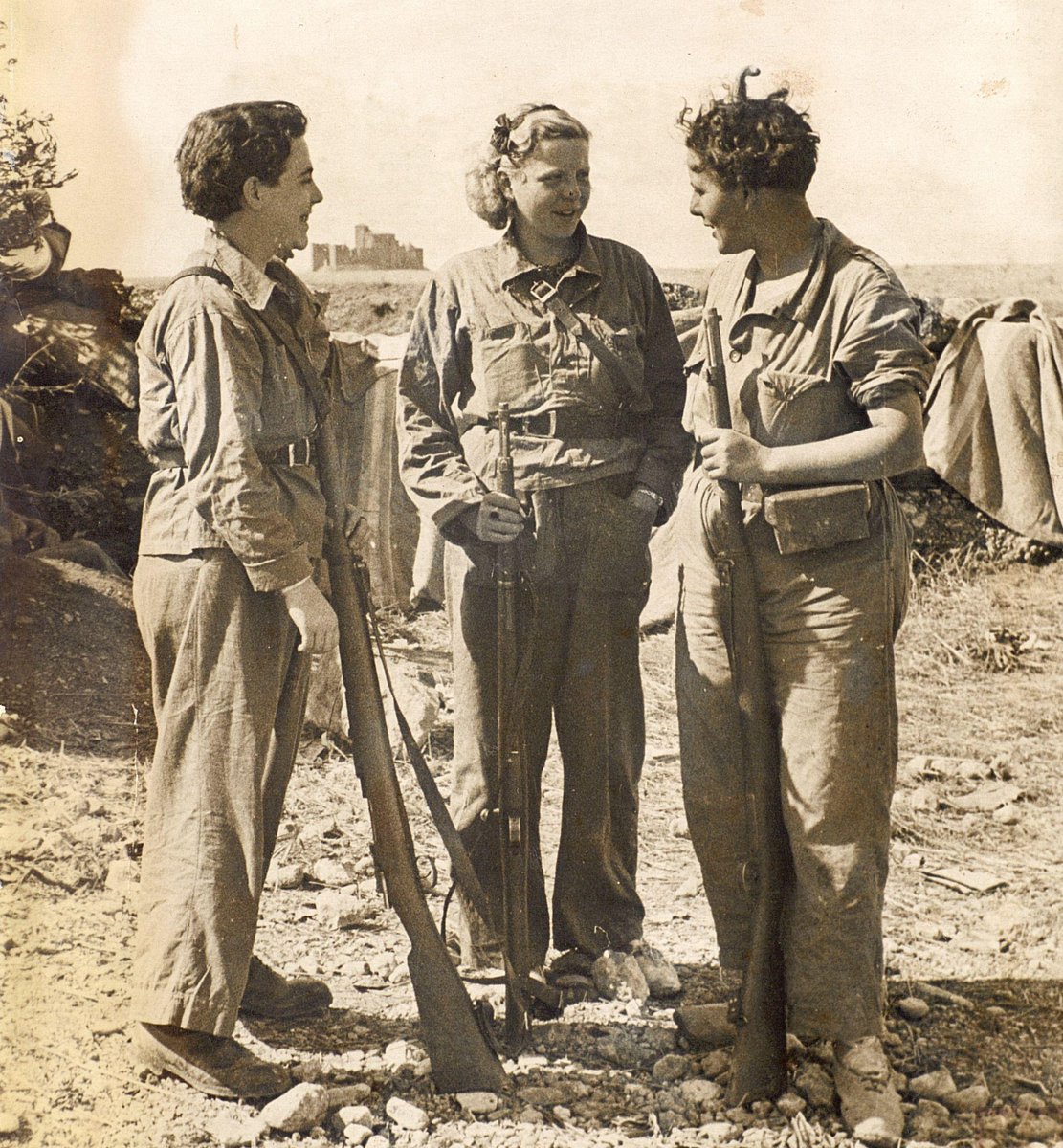 Julia705Julia's tweet photo. Octubre 1936. Milicianes catalanes al Front d'Osca, a Monte Aragón.
Foto Torrents https://t.co/QuOIgK7xF9