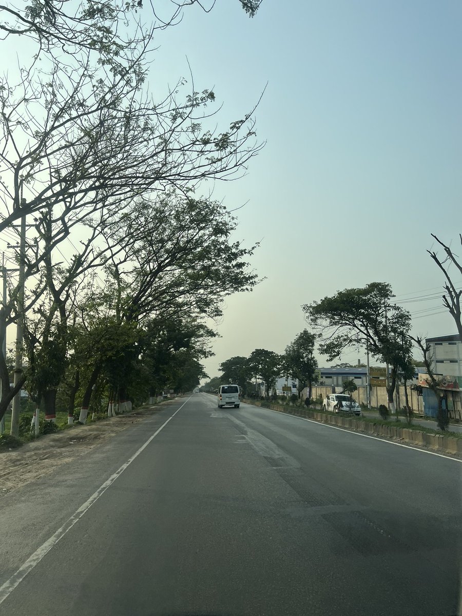 PramanikTumpa's tweet photo. আহা! কতদিন পর এমন রাস্তার দেখা পাওয়া যায়।
#LabourDay2022 #eidholidays #freeroad https://t.co/KUttP7ZsZ4
