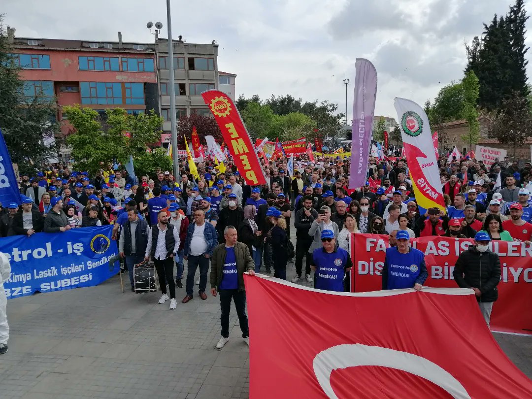 EmepGebze's tweet photo. #Gebze #1Mayıs'ını coşkuyla gerçekleştirdik 💪🏼
Binlerce işçinin katıldığı yürüyüş ve mitinge Genel Başkanımız Ercüment Akdeniz de katıldı.
#Yaşasın1Mayıs https://t.co/pFvUhFFMGb