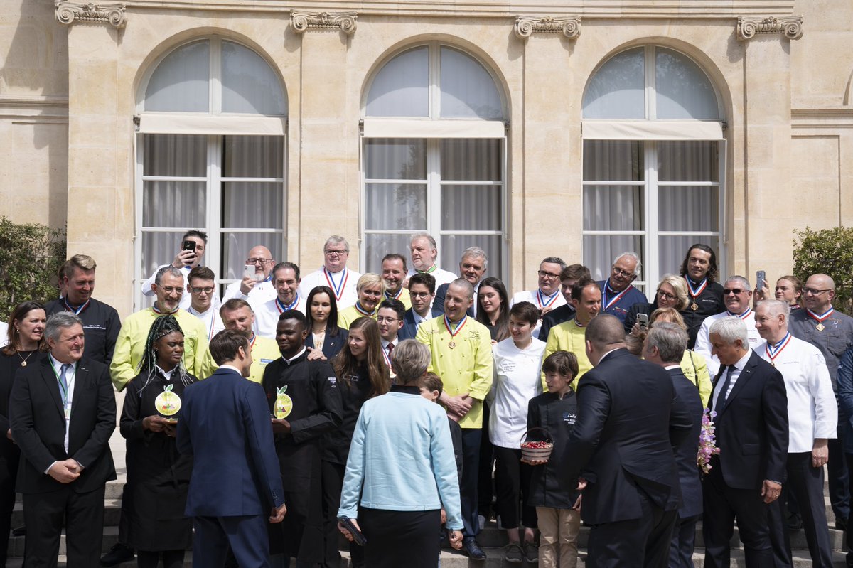 Vous nous nourrissez avec le meilleur. Vous nous protégez. Vous prenez soin de nous. Vous œuvrez pour améliorer nos vies. Vous faites rayonner nos savoir-faire. En ce 1er mai, merci à tous nos travailleurs. Face aux crises, pour le progrès, on continuera à se battre ensemble.