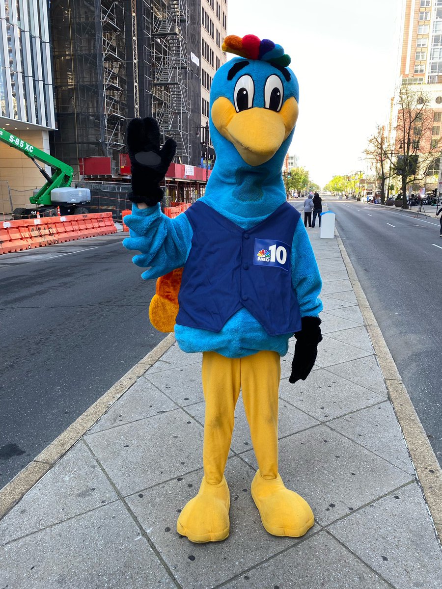 guys my dad is the peacock at the broad st run https://t.co/Xfm7mXz7Wm