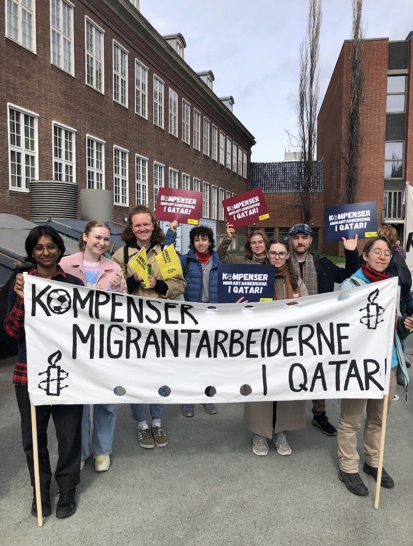 Amnesty_Norge's tweet photo. 🧵 Fra nord til sør, øst til vest har vi gått i #1mai-tog på #InternationalWorkersDay. 

Vi krever kompensasjon for migrantarbeiderne i #Qatar! 

#BlowTheWhistle #Qatar2022⚽️ https://t.co/pn8Nh1PSnE