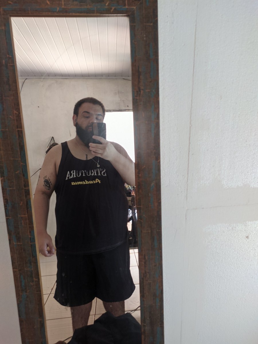 Reparei que essa camiseta está folgada em mim, a meses atrás minha barriga ficava mostrando na parte de baixo, é tão bom ver que tô no caminho certo.