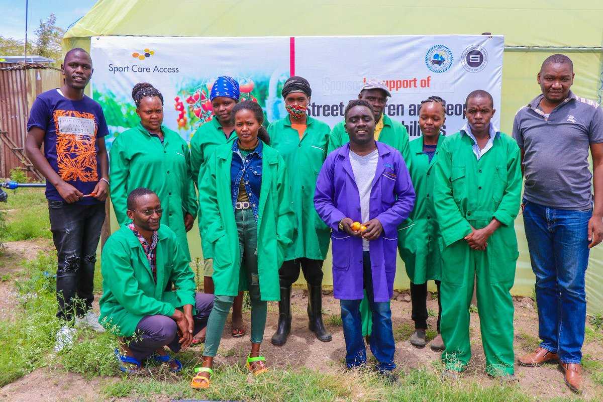KingWobil's tweet photo. Happy farmers work hard to feed their communities. They work as a team and prioritise environmental safety and food safety all the time.👏🏽 💪🏾 👏🏽
Credit: @ORiungu

#AgriDirect #farming #foodproduction #hunger #crop #foodsafety #planthealth #fao #agrobusiness #ghana https://t.co/AriLosCmYU