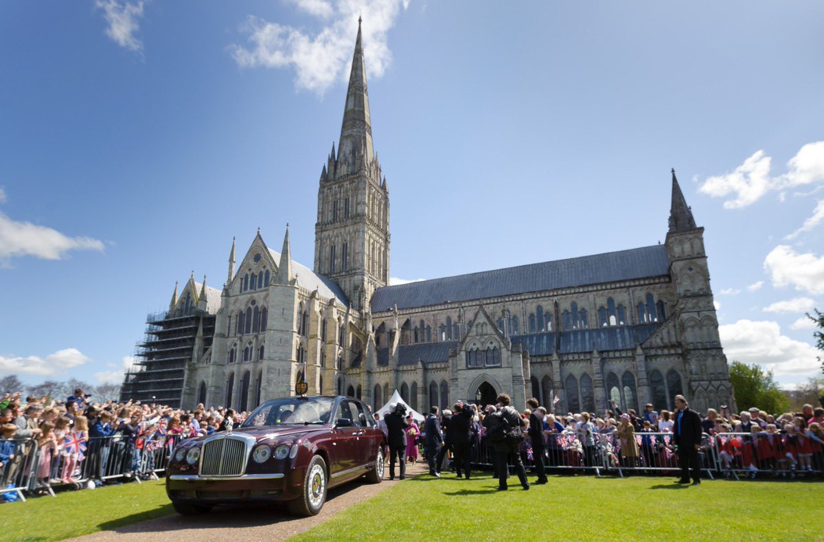 AndyRT's tweet photo. Fond memories of 10 years ago today meeting Her Majesty The Queen, HRH Prince Philip &amp; @WiltsLieutenant @SalisburyCath to share the discovery of Blick Mead, &amp; history of Amesbury on behalf of @AmesburyMuseum &amp; @VisitAmesbury wonderful photos by @AshMillsPhoto #Salisbury #Jubilee https://t.co/HbCeY8N7lq