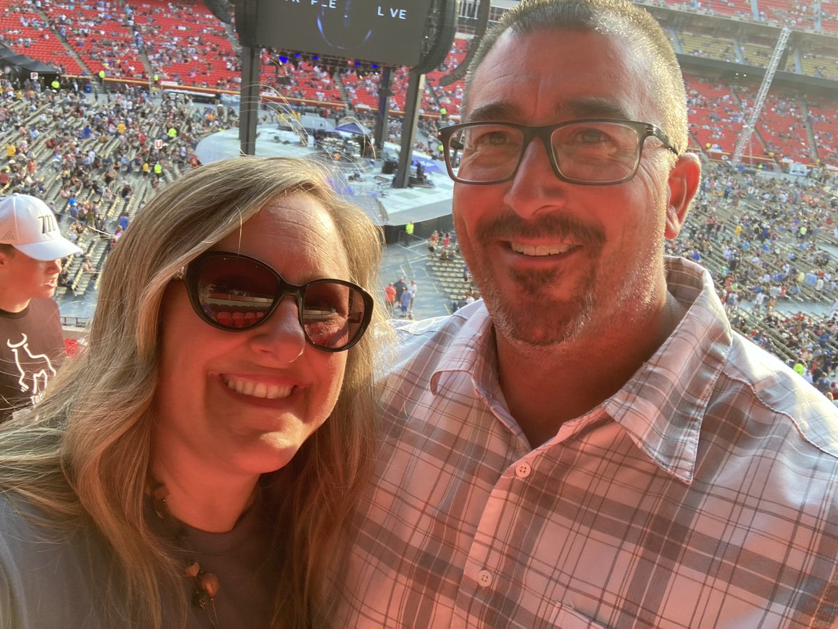 grumpyh72's tweet image. Happy 50th birthday to my wife Kelly! Love you!