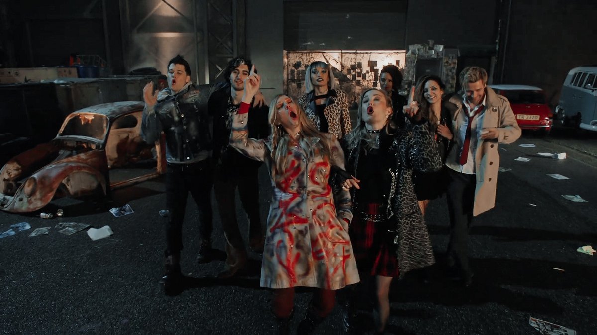 lotscreenshots's tweet photo. #SaveLegendsofTomorrow because this show deserves to end on its own terms! @HBOMaxHelp @netflix https://t.co/P8Om8KRj9T