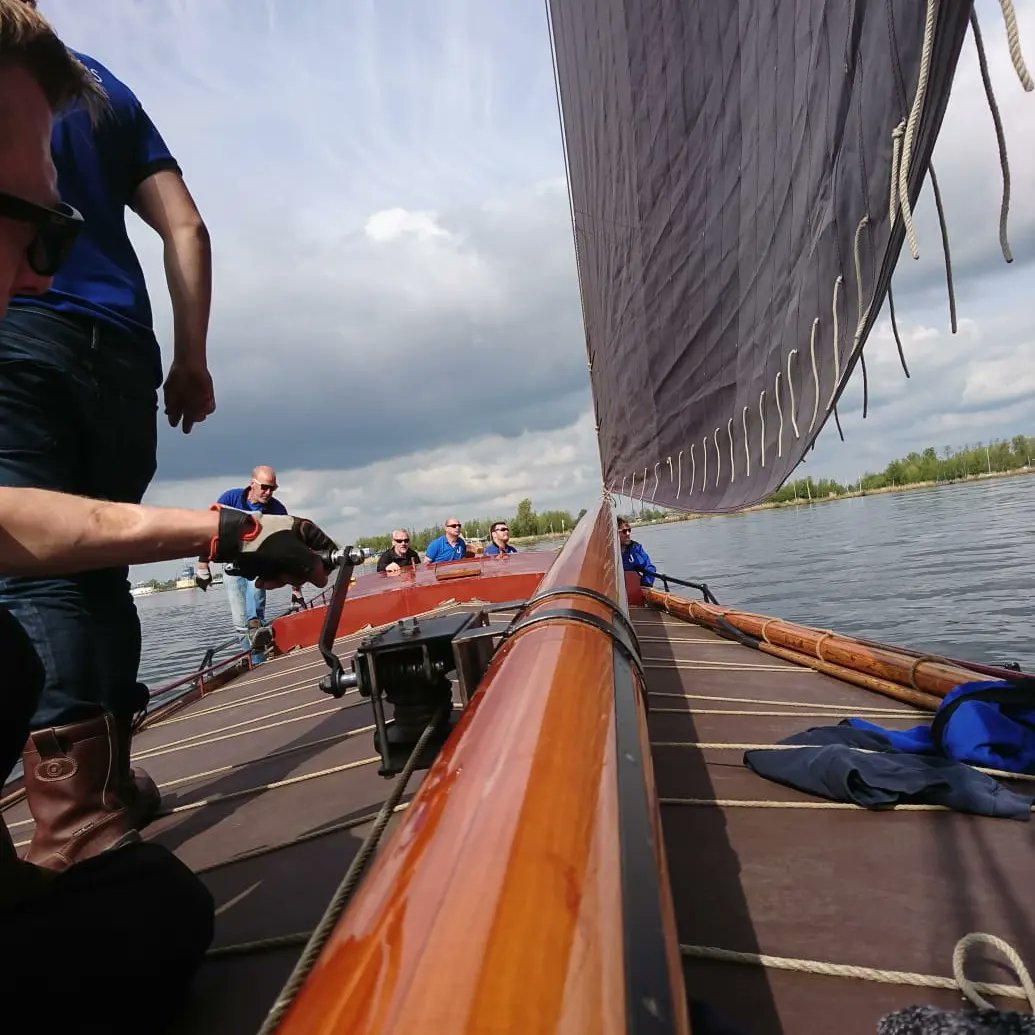 JousterSkutsje's tweet photo. Er was wat te weinig wind om goed en effectief te trainen vandaag.
Dus we hebben eerst wat onderhoud klusjes gedaan aan het skûtsje en volgschip.
Later kwam er toch een klein koeltje dus trossen los en nog even gezeild.

#skûtsje #fryslan #sks2022 #joure https://t.co/JsIIffNBA1