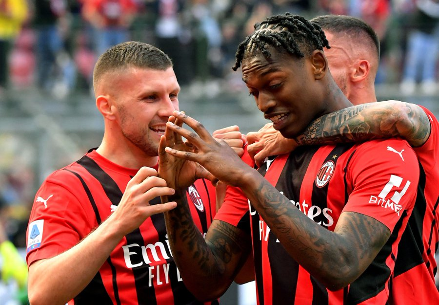 papantengah's tweet photo. San Siro petjah, riuh dan tegang disetiap sudut. Well, setiap laga sisa di musim 2021/22 akan menjadi seperti laga final bagi AC Milan karena mau tidak mau, mereka harus menyapu bersih sisa laga jika tak ingin disalip tim sekota.

Italia nih boss!! #SerieA https://t.co/7tsmLXeq1t