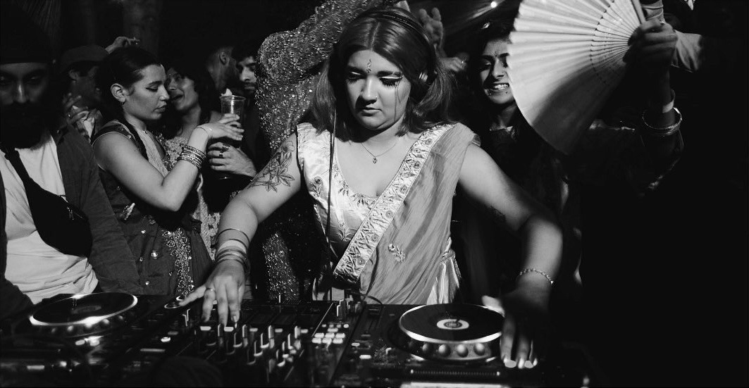 jatustein's tweet photo. Rani Kaur aka DJ Radical Sister, mixing records at a day timer in Bradford in the 90s. #AboveTheNoise #exhibition #NationalScienceMuseum #Bradford #England #RaniKaur #DJRadicalSister https://t.co/C2pjQXVcgA