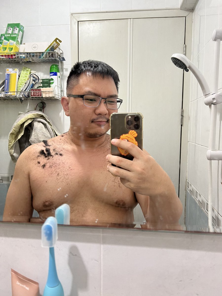 剪一半的頭髮，沒電了🤪