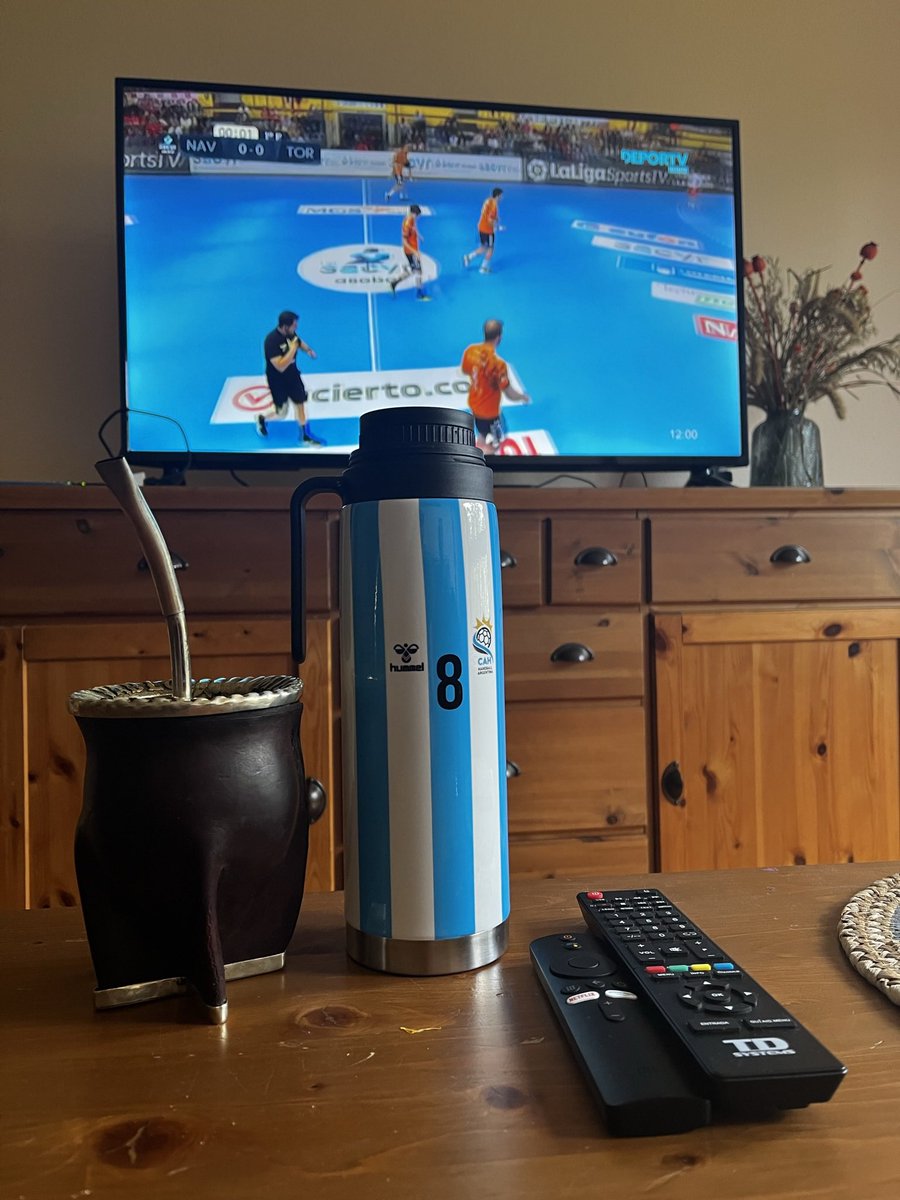 #Handballendeportv  
Domingo de sillon y handball !! 
<a href="/pilar_campoy/">Maria Pilar Campoy</a>