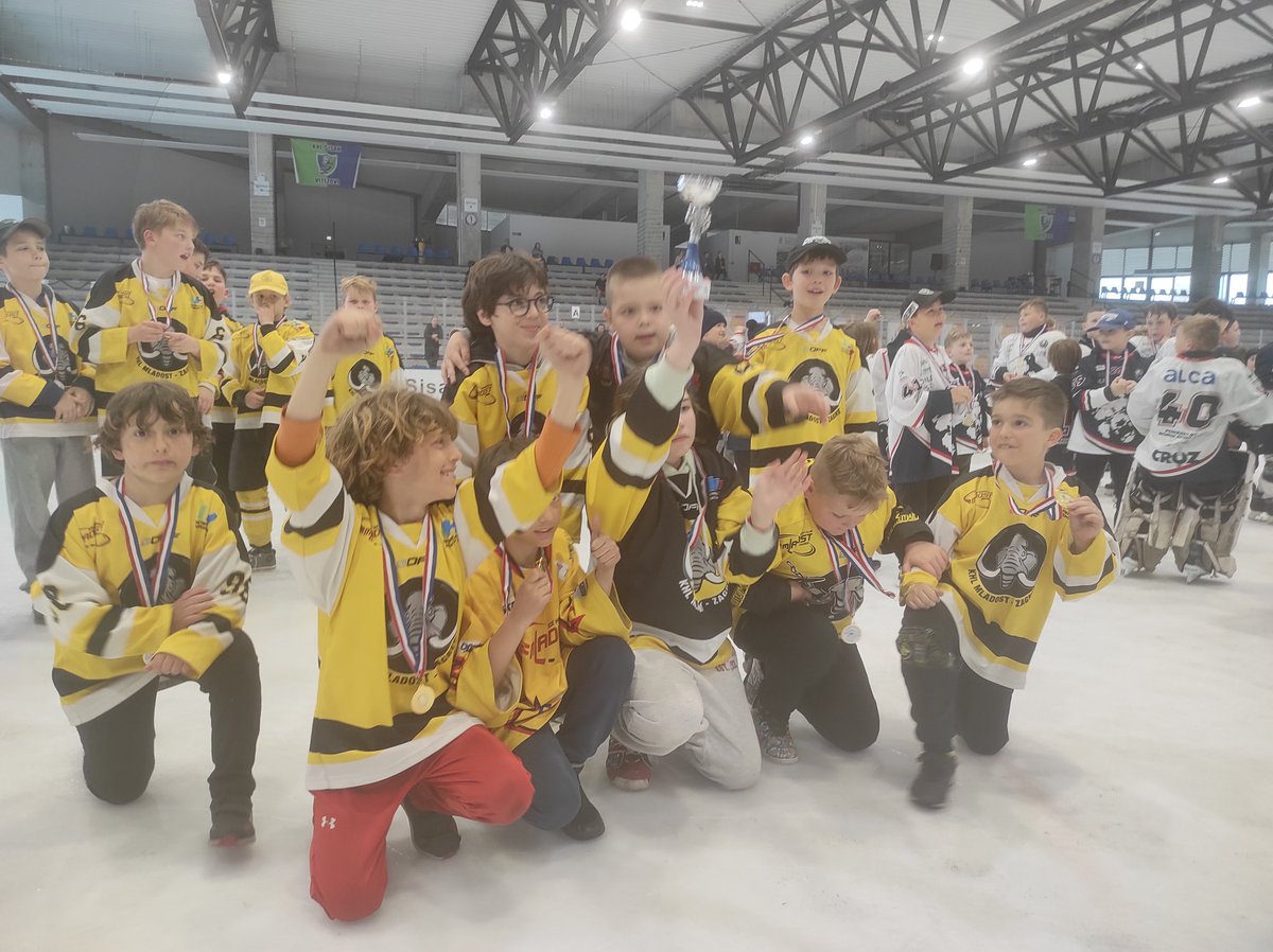 zeldamarylin's tweet photo. S(w)ing when you're winning!🦣
Third place on the International Hockey Tournament in Sisak! Go Mammoths!
#khlmladost #girlswhoplayhockey #happy #mladostradost #U9 #gokidsgo https://t.co/NK4BKIrEeU