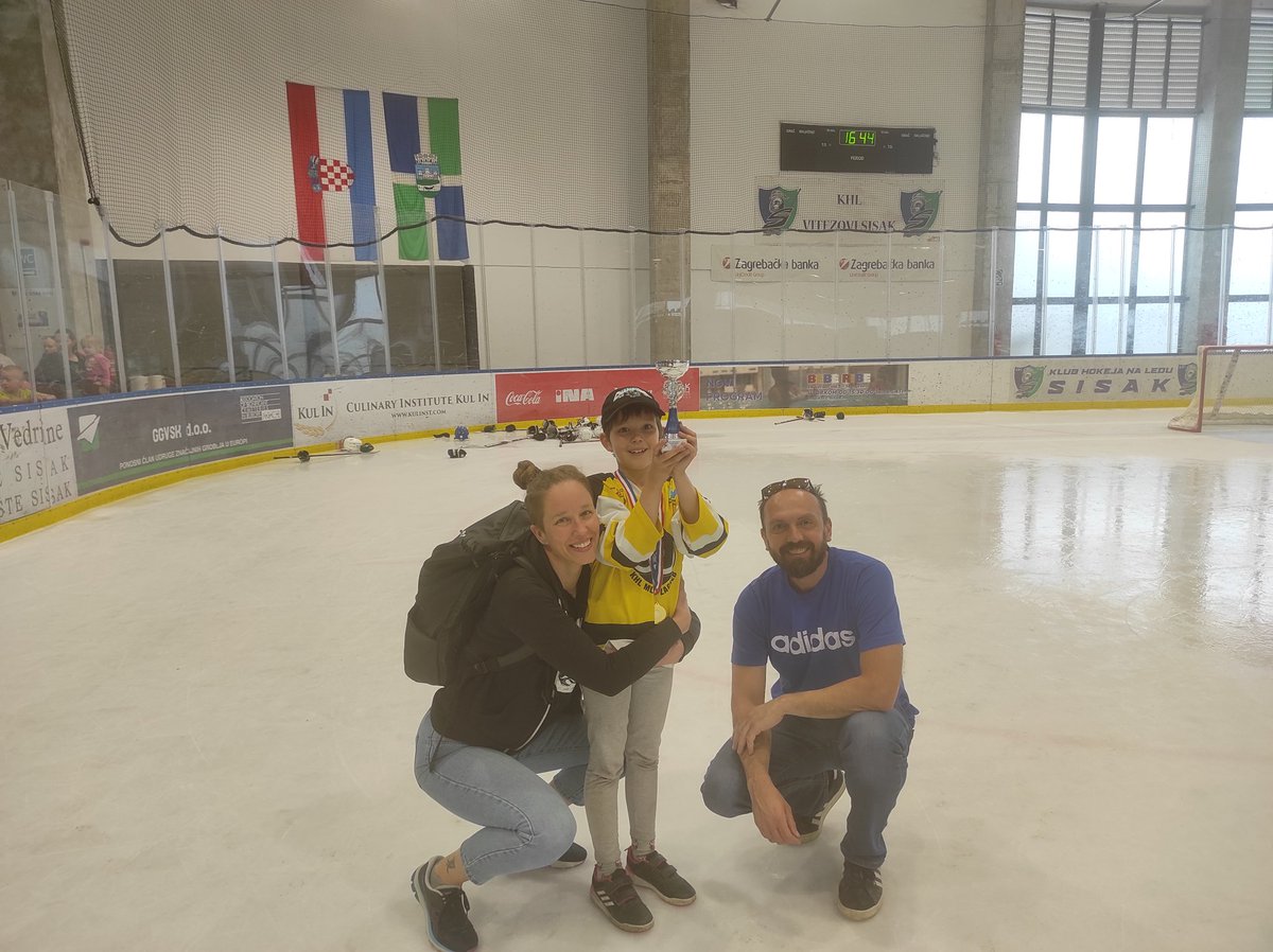zeldamarylin's tweet photo. S(w)ing when you're winning!🦣
Third place on the International Hockey Tournament in Sisak! Go Mammoths!
#khlmladost #girlswhoplayhockey #happy #mladostradost #U9 #gokidsgo https://t.co/NK4BKIrEeU