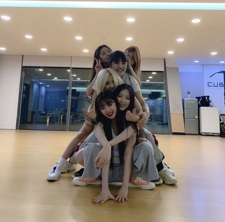 Gidle_updates's tweet photo. Happy 4th Anniversary our precious @G_I_DLE🎉💜❤️

HAPPY GIDLE 4TH ANNIVERSARY
#FOUReverWithGIDLE https://t.co/Q6yX2NHE6u