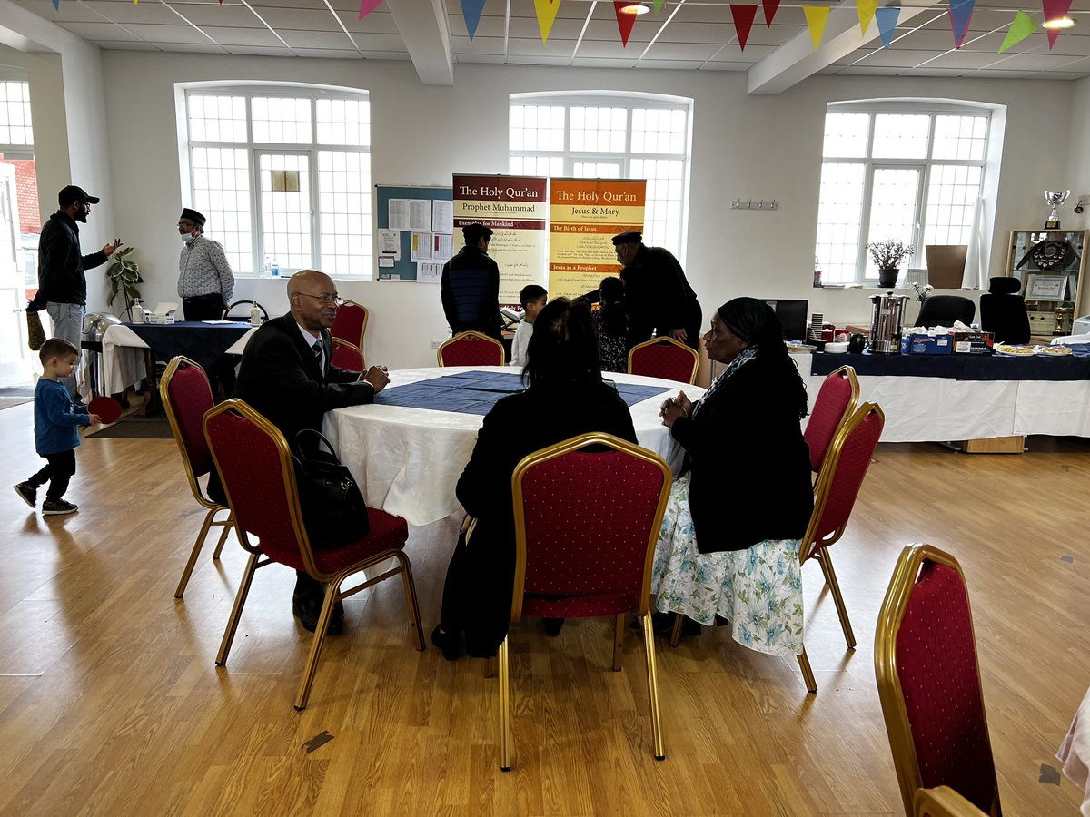 BaitulGhafoor's tweet photo. Guests at our #MosqueOpenDay were welcomed with a tour around the mosque, refreshments and their questioned were answered by the local Imam @humayonjk. https://t.co/THiwfkZbH0