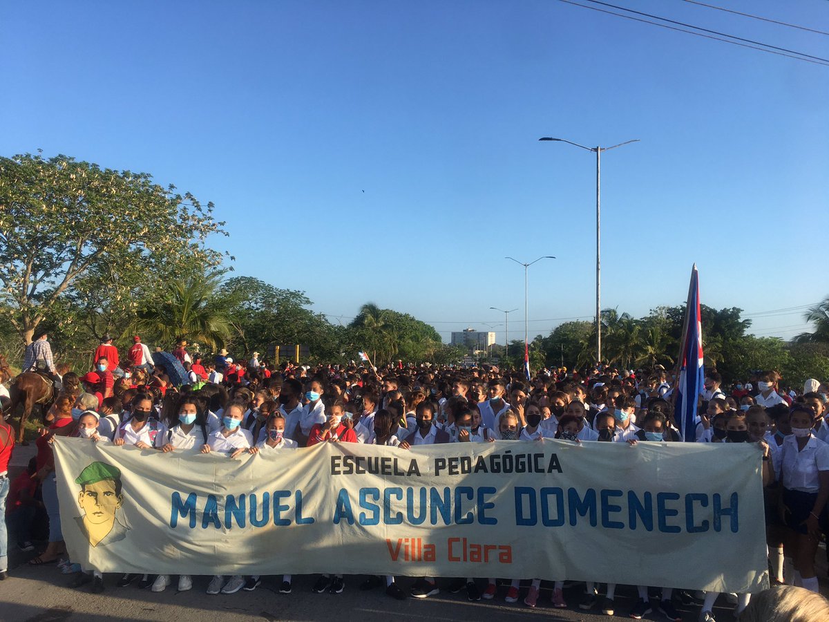 Cerrando el desfile La #epvillaclara por todo lo alto con su conga , poniendo a bailar a todos .
#CubaViveYRenace #CubaViveYTrabaja <a href="/AdaAndr34319535/">Ada Andrade</a> <a href="/dpevillaclara/">DGEP Villa Clara</a> <a href="/PresidenciaCuba/">Presidencia Cuba 🇨🇺</a> <a href="/CubaMined/">MINED</a> <a href="/FeemVilla/">FEEM Villa Clara</a> <a href="/UJCSantaClara/">UJC Santa Clara</a> <a href="/elsa_ena/">Ena Elsa Velázquez Cobiella</a>