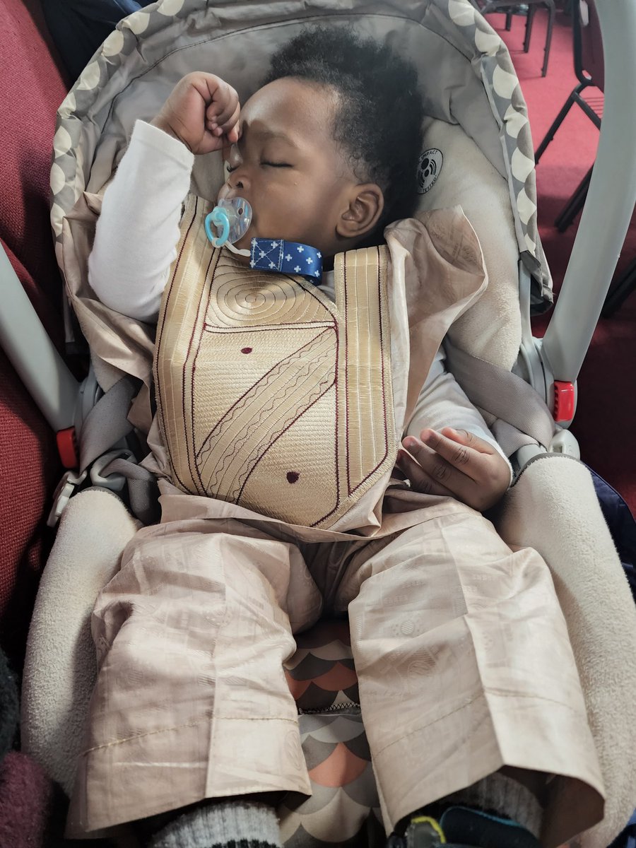 This one wore agbada to church only to come and sleep with his full chest. 🤣