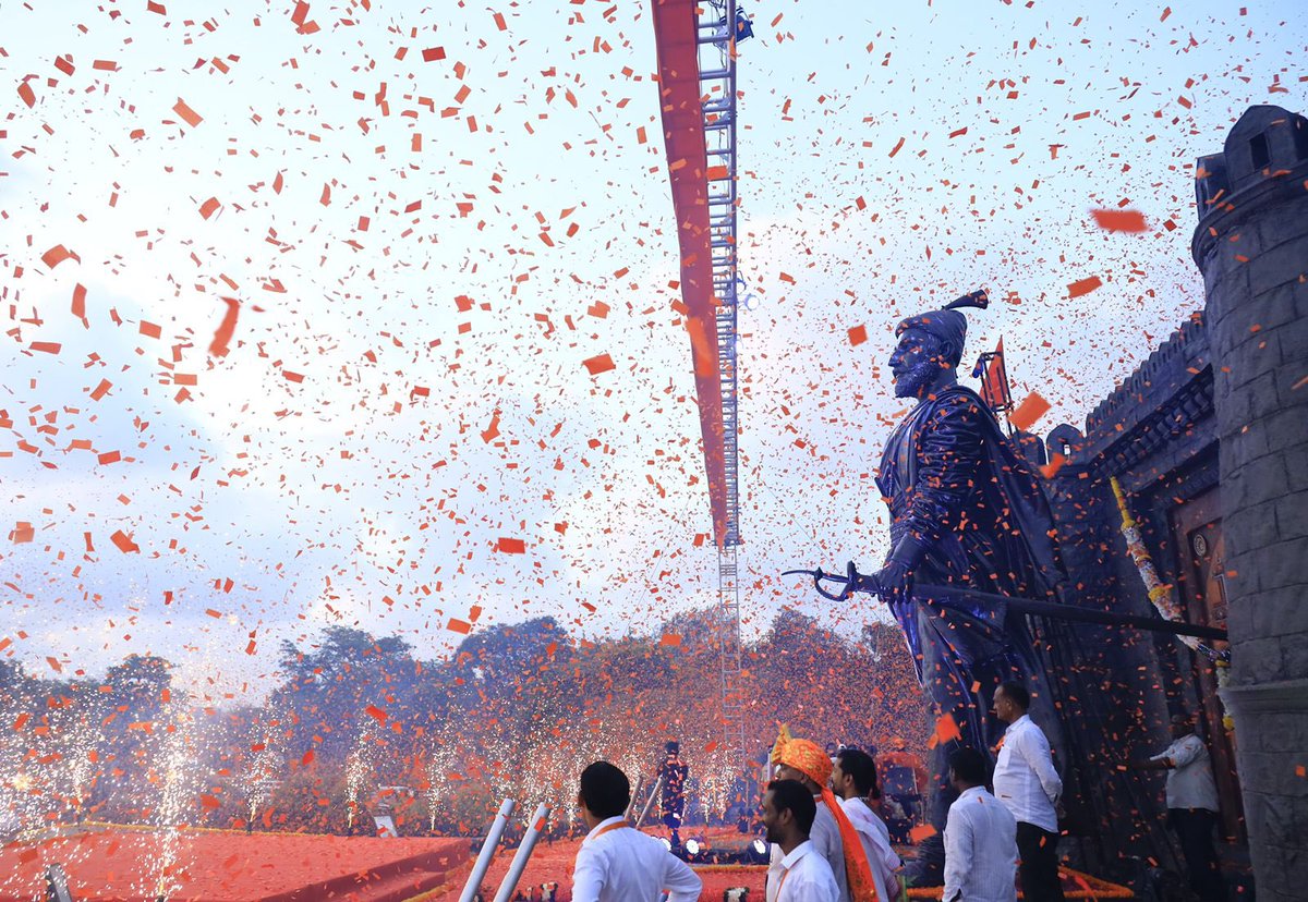 CMOMaharashtra's tweet photo. छत्रपती शिवाजी महाराज ��ंतरराष्ट्रीय विमानतळ परिसर येथील छत्रपती शिवाजी महाराज यांच्या पूर्णाकृती पुतळ्यास मुख्यमंत्री उद्धव बाळासाहेब ठाकरे यांनी पुष्पहार अर्पण करून अभिवादन केले. तसेच महाराजांच्या पुतळ्यामागे उभारलेल्या कायमस्वरूपी गडकिल्ल्याच्या प्रतिकृतीचे उद्घाटन केले. https://t.co/nCUp6tur8Q